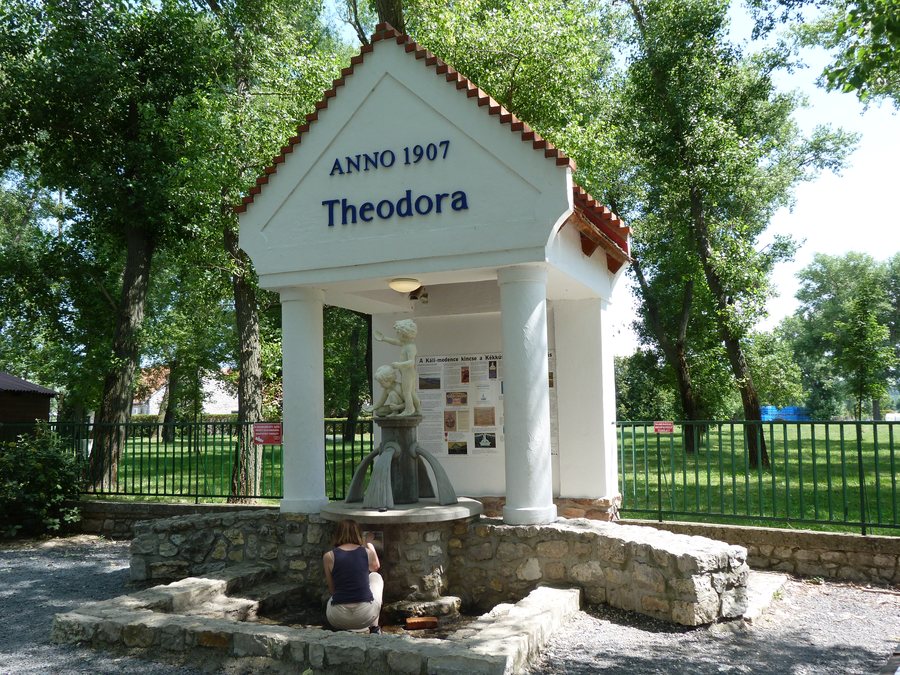 File:Kékkúti Theodora Forrás - 2014.07.06 (1).JPG