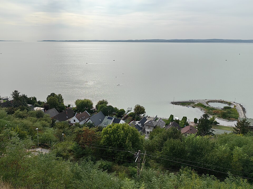 Blick vom Magaspart bei Balatonaliga über den Balaton.