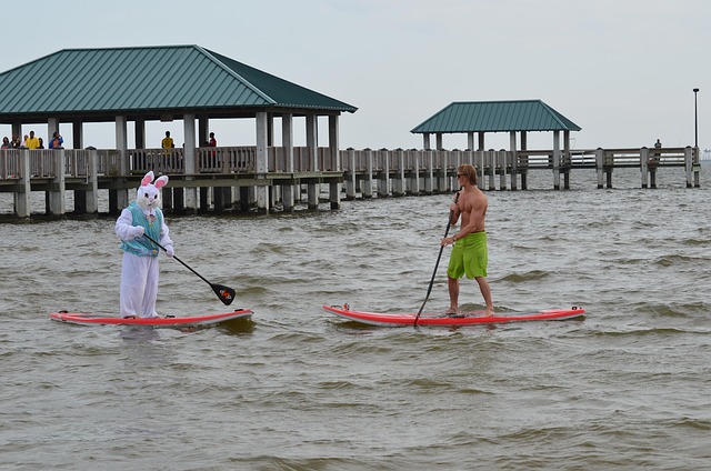 Paddleboard als Symbol für aktiven Urlaub am Wasser